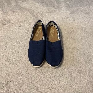 **Gently Worn** Classic Canvas Toms - Navy - Size 8